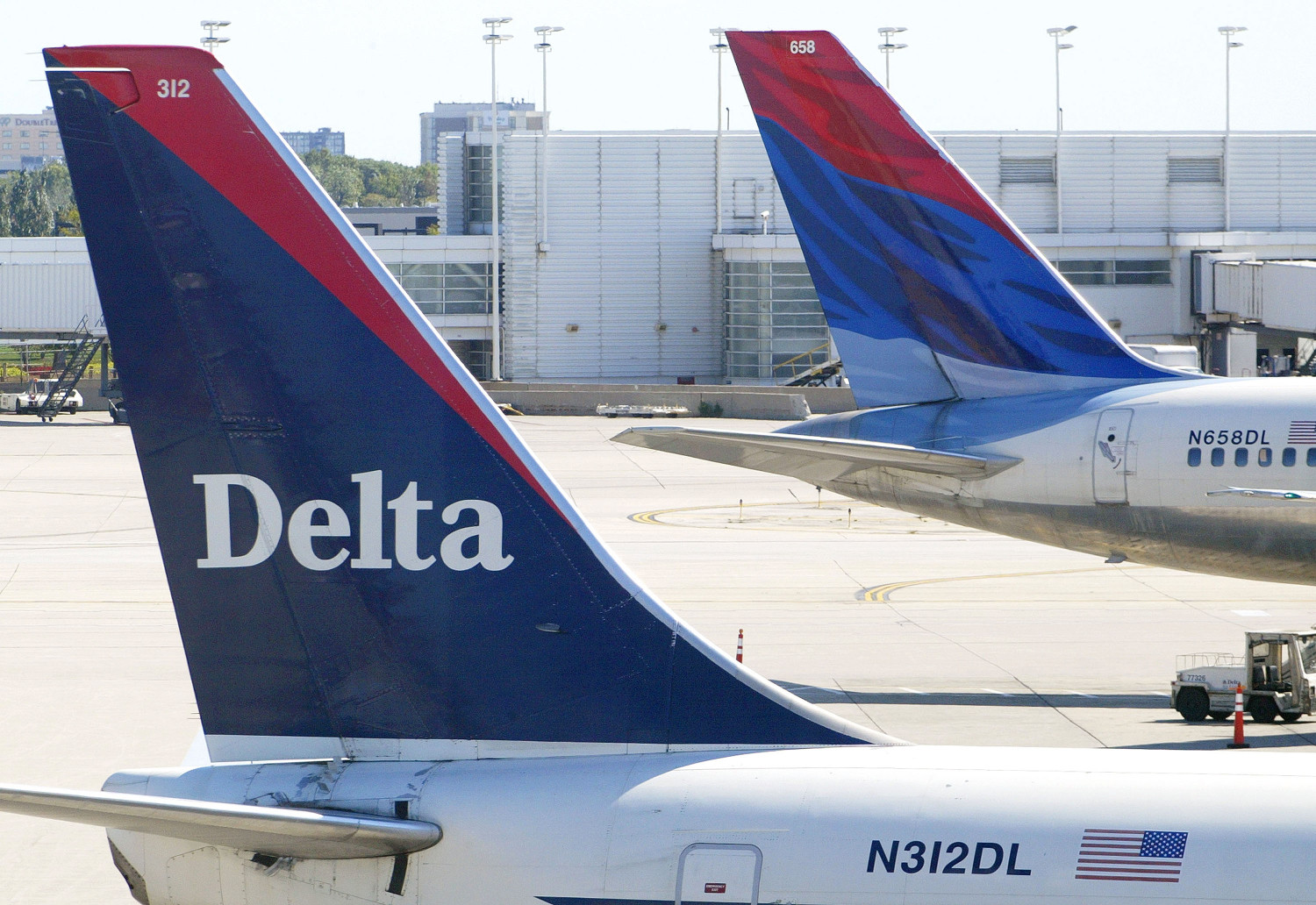 Delta Plane Dumps Fuel Over Lake Michigan